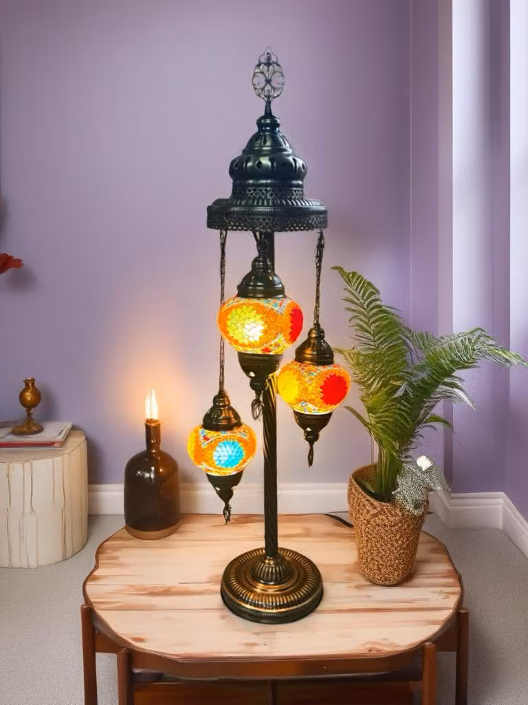 Lampada da tavolo artigianale turca con 3 sfere di vetro colorate a mosaico: un design unico per un'illuminazione suggestiva.