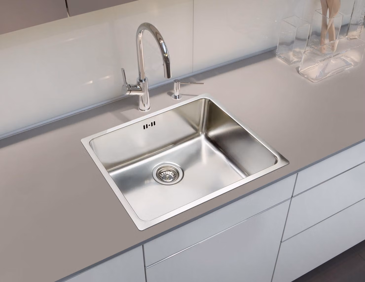 Lavello da cucina, con un solo vano, in acciaio inossidabile satinato.