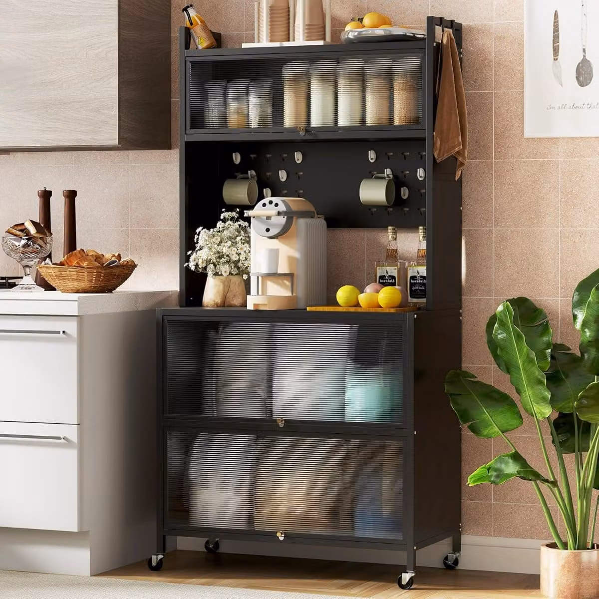 Mobile da cucina Costway nero con 5 ripiani, supporto microonde e ante a ribalta in metallo