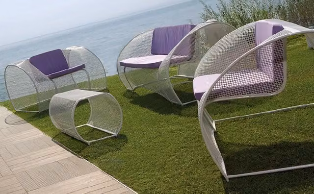 Set da giardino Ranieri Mercury composto da 2 poltrone e tavolino in rete stirata bianca con cuscini inclusi