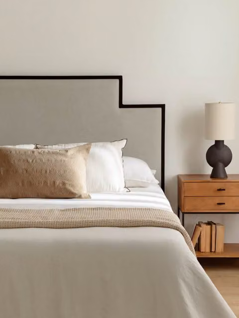 Testiera imbottita Voeux Kenay Home per letto 160 cm colore perla con cornice nera e design geometrico moderno