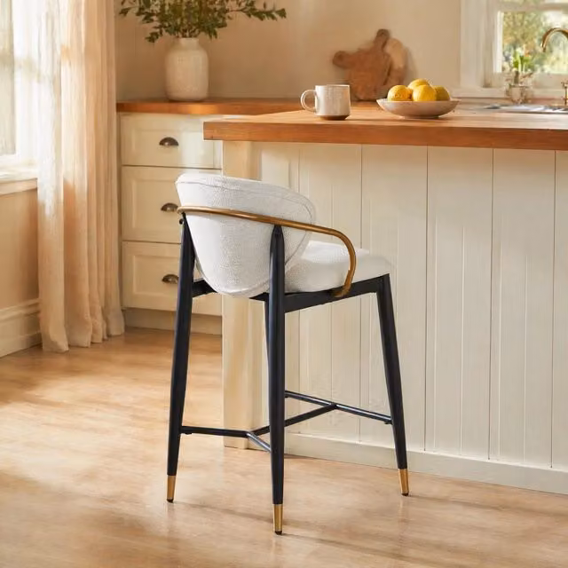 Sgabello da bar MIVRAY con schienale e poggiapiedi in tessuto chenille beige e struttura in metallo nero e oro