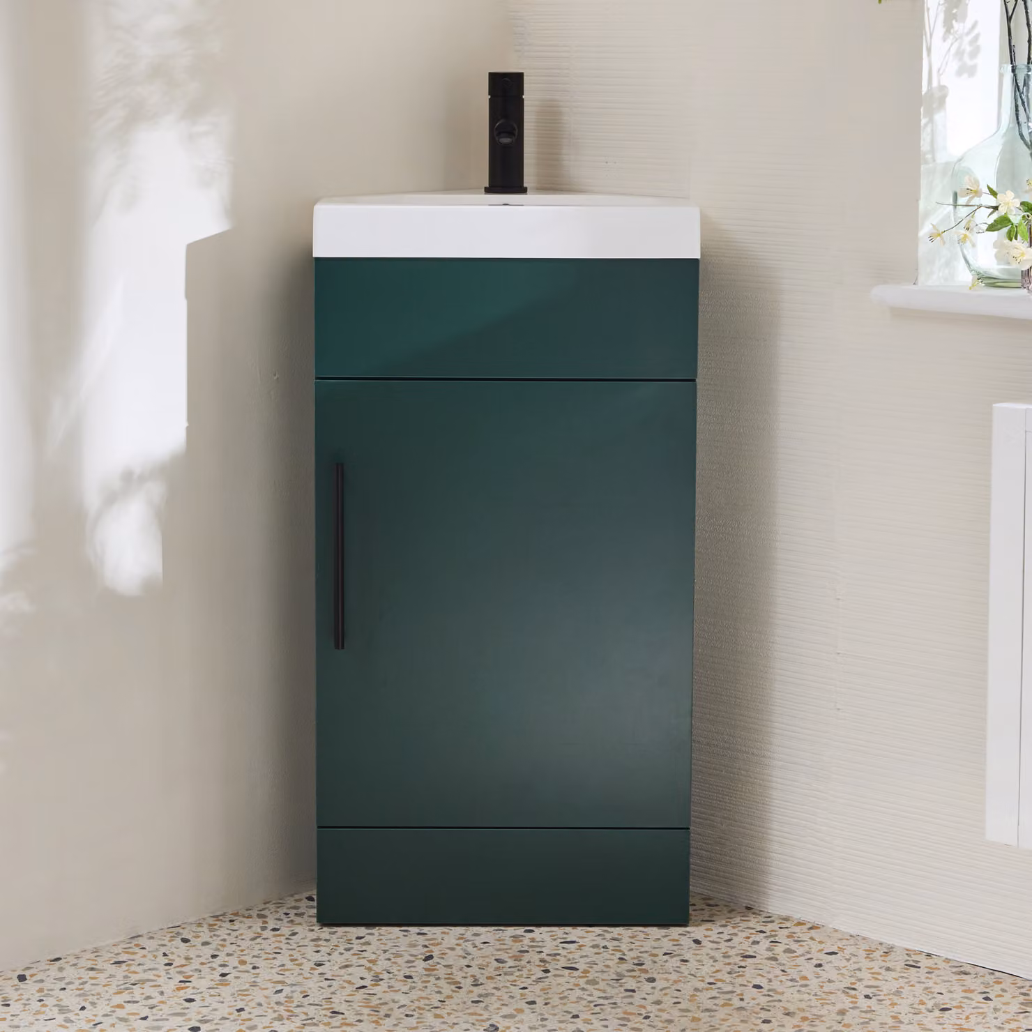 Mobile Bagno a Terra Angolare Verde Scuro da 450mm con Lavabo e Maniglia con Barra a T Nera - Cluo