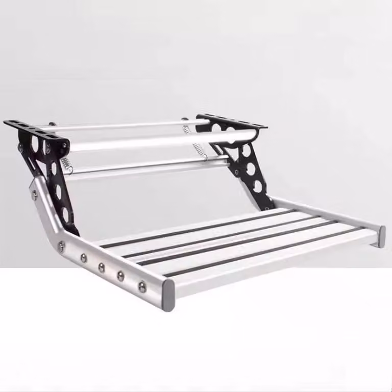 Gradino singolo per camper, da montare manualmente - Superficie antiscivolo - Realizzato in lega di alluminio rinforzata - Anodizzato - Profonde scanalature - Colore argento