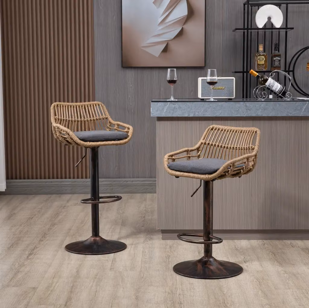 Set di 2 sgabelli da bar girevoli MODFU in rattan e lino grigio con dettagli oro, altezza regolabile, L/P/H: 49 x 48 x 89-109 cm – 2