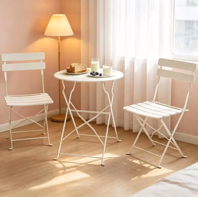 Set bistrot pieghevole da esterno in metallo crema con tavolo e 2 sedie