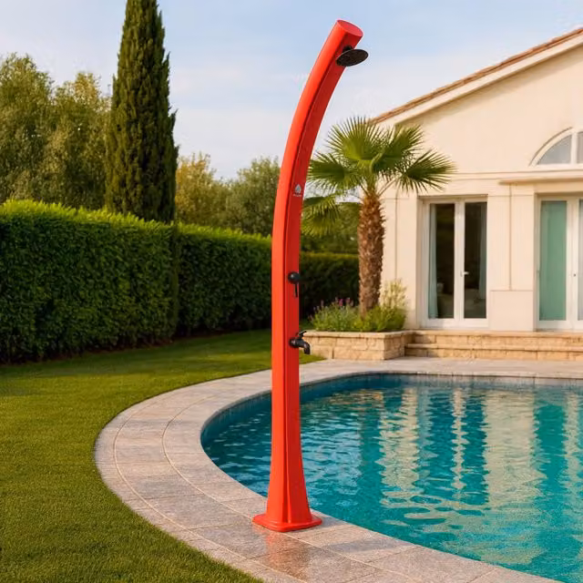 Sined Sole Doccia Solare Curva In Polietilene Hd Con Soffione e Lavapiedi Da 25 Lt Rossa
