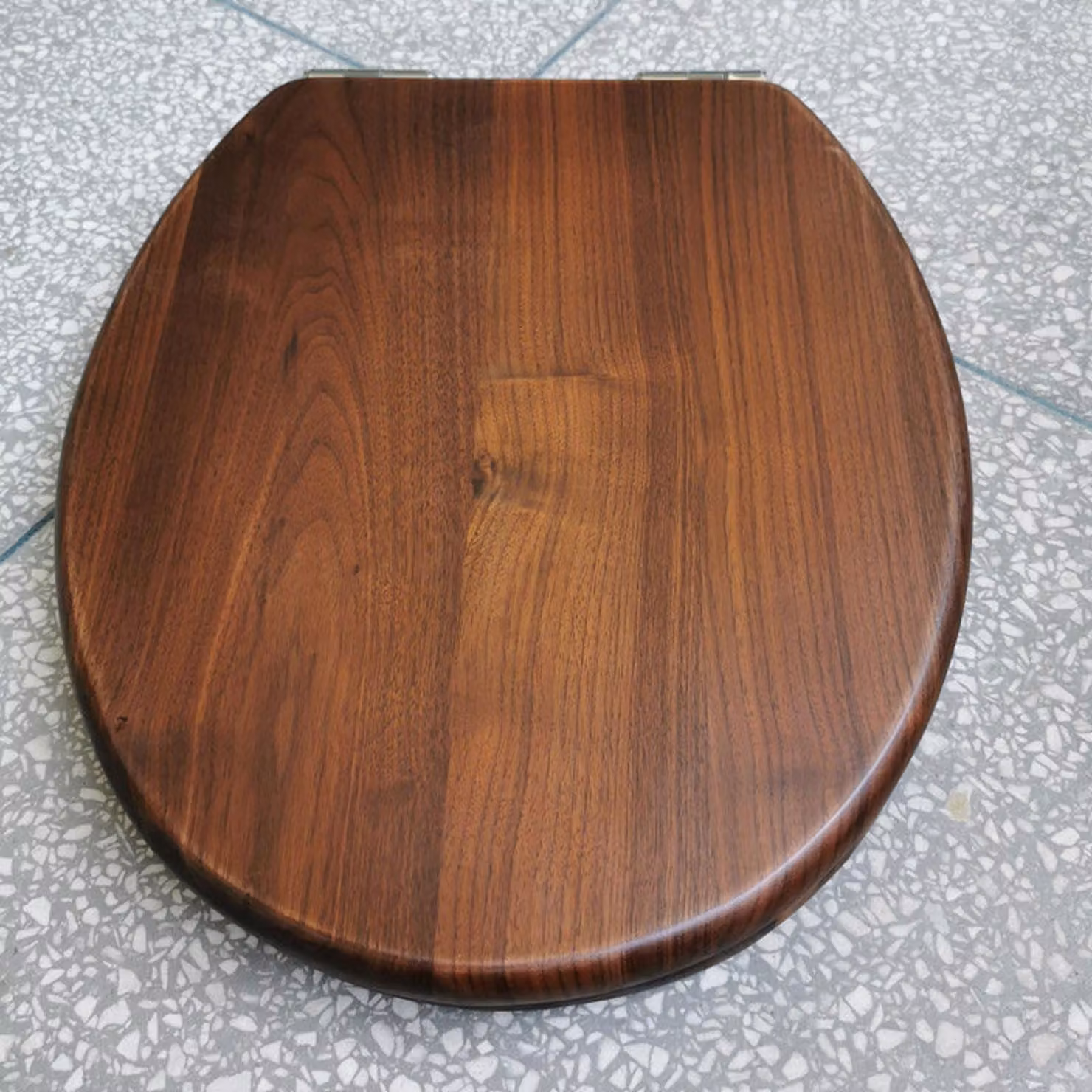 Copertura per WC in legno massello, con chiusura ammortizzata e sistema di fissaggio rapido a forma di "O"