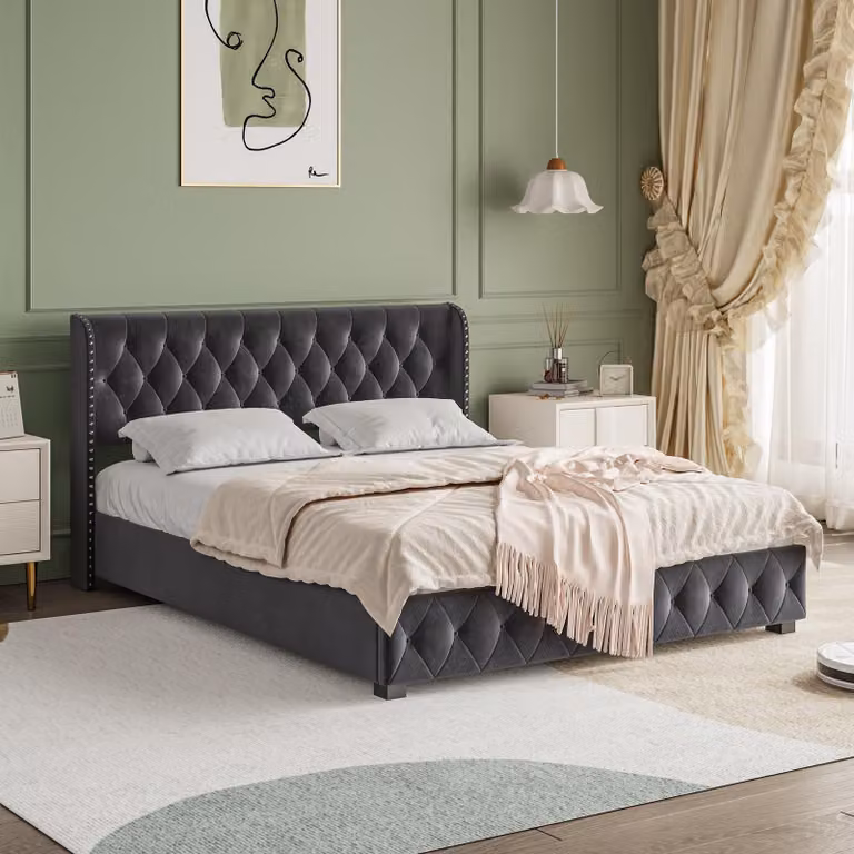 Letto imbottito ProximaX, 140x190 cm, grigio scuro, rivestito in velluto, con sistema di sollevamento idraulico per lo spazio contenitivo, testiera trapuntata e dettagli in borchie. Griglia a listelli inclusa