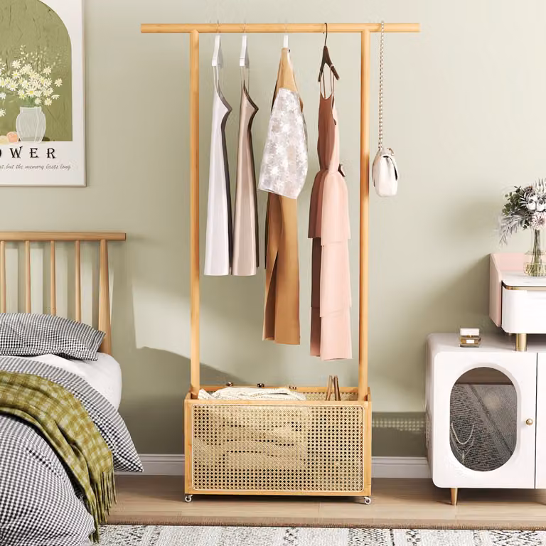 Appendiabiti Costway in bambù con cesto in rattan e ruote, colore marrone naturale per camera da letto