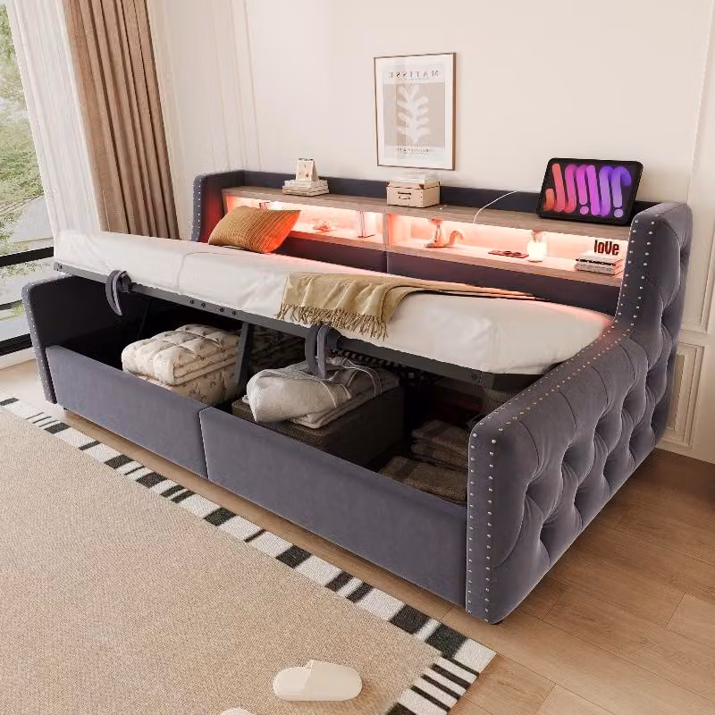 Divano letto 90x200 cm in velluto color grigio scuro, con vano contenitore a sollevamento idraulico, illuminazione a LED, ripiano portaoggetti, presa di corrente, porte USB e di tipo C, e rete a doghe