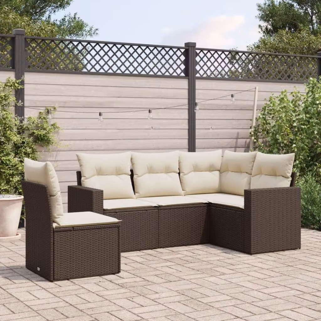 vidaXL Set Divano da Giardino a L 5 pz in Polyrattan Marrone con Cuscini Bianchi e Struttura in Metallo – 1