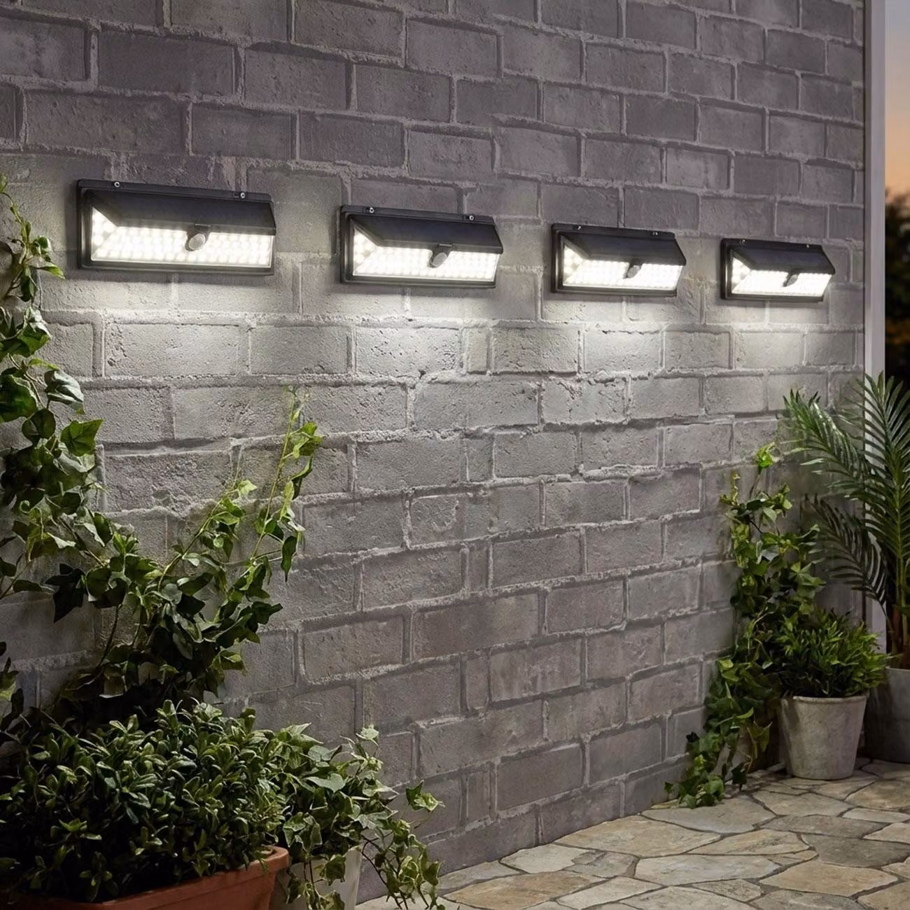 Set risparmio da 4 pezzi: applique moderna, pannello solare, sensore di movimento PIR, 66 LED luminosi, 800 lumen, 13,2 Watt, IP44, materiale di montaggio incluso