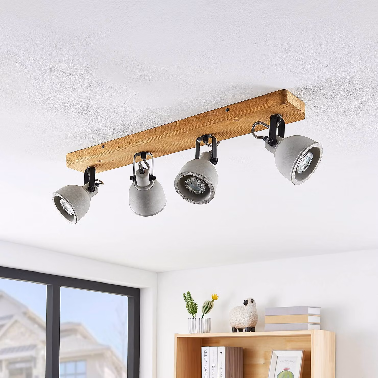 Lindby Faretto Mitis, 70 cm, a 4 luci, grigio, legno, cemento, GU10 Mitis Lindby, dimmerabile, Legno scuro, Soggiorno / Sala da pranzo, Legno, Industriale, Faretto
