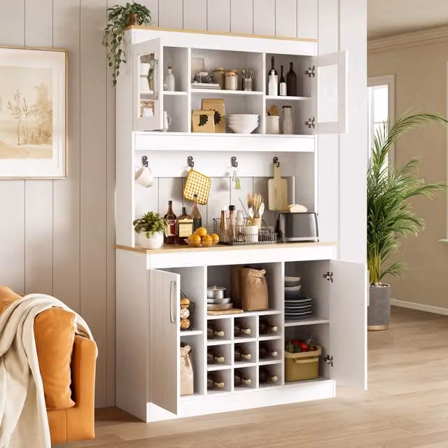 Credenza Mivray per cucina e soggiorno con ante in vetro, portabottiglie e finitura bianco opaco e legno, L: 106 cm, P: 39 cm, H: 175 cm