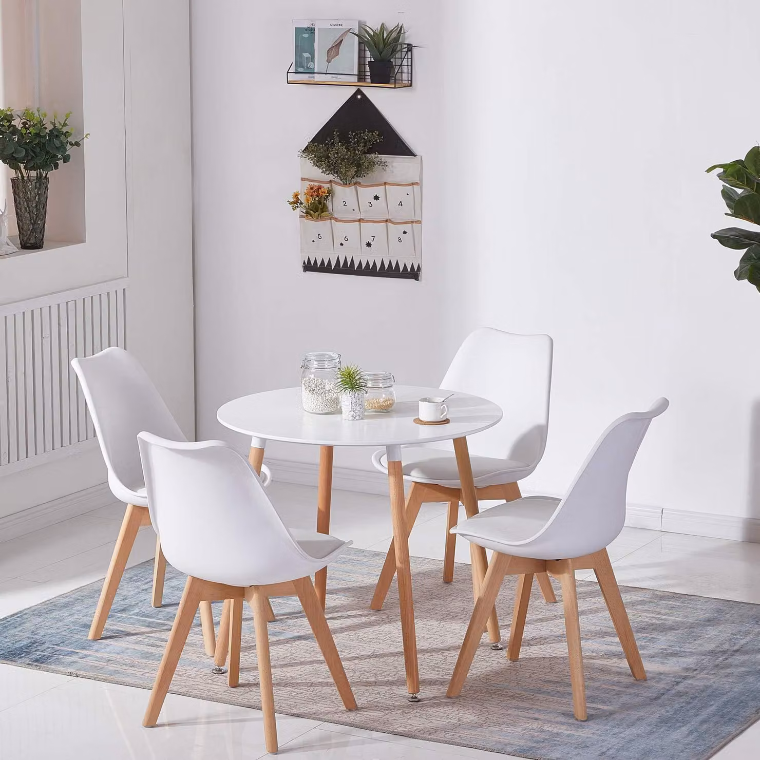Tavolo da cucina e 4 sedie, forma rotonda, colore bianco, stile scandinavo. Materiali: MDF, legno di faggio, PP, PU, pelle. Dimensioni: tavolo 80x80x72 cm, sedie 52x48x82 cm