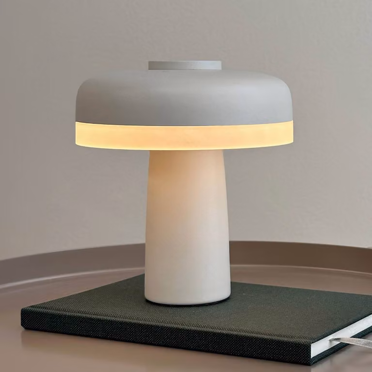 Dyberg Larsen Lampada da tavolo a LED Porter, dimmerabile, Bianco / Opale, Soggiorno / Sala da pranzo, Metallo, Scandinavo, Lampada da tavolo LED