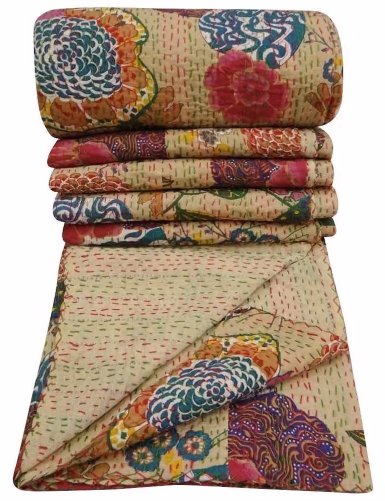 Coperta Kantha beige con motivo floreale, realizzata in 100% cotone