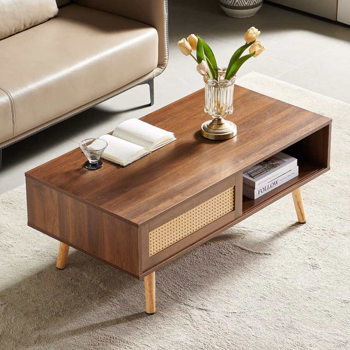 Tavolino da salotto in noce scuro 105x55x40 cm con ante scorrevoli, intreccio in vimini e gambe in legno massello, tavolino da salotto moderno