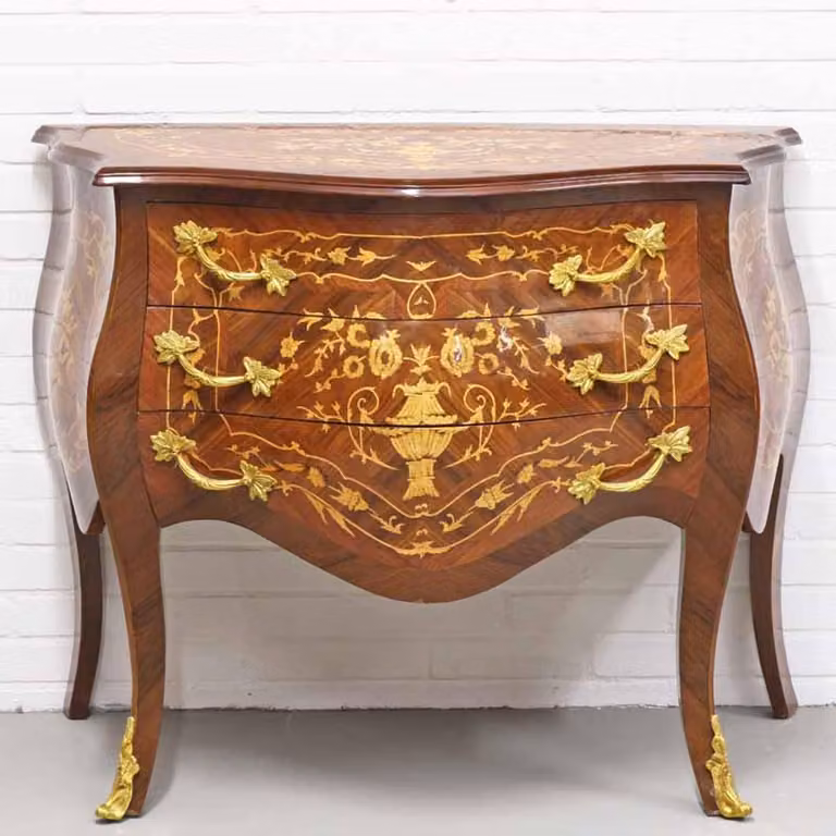 Comò in stile barocco della collezione Casa Padrino, con 3 cassetti, color marrone, intarsi dorati, dimensioni: 100 x 50 x 80 cm (altezza)