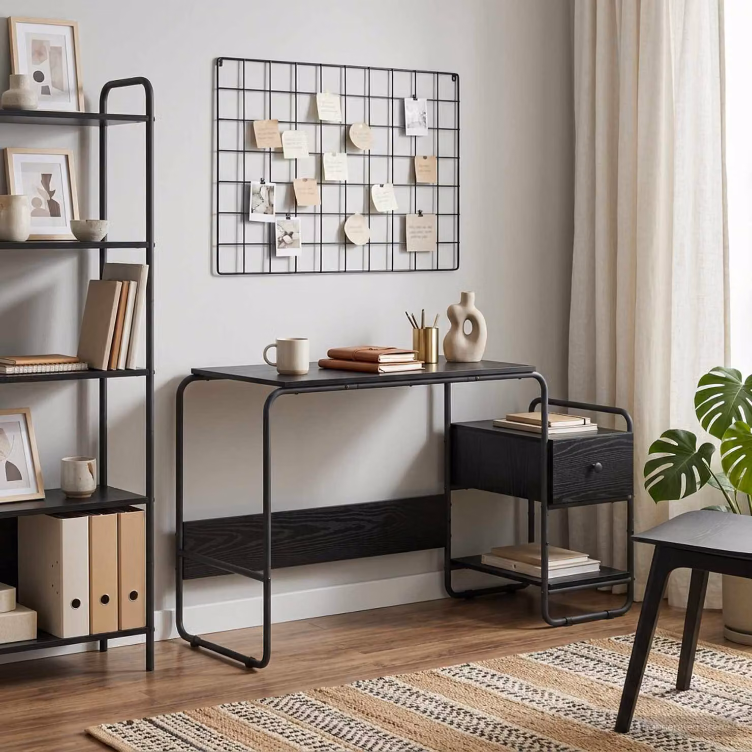 Scrivania moderna vidaXL con spazio di archiviazione, colore nero, L: 131,5 cm, P: 60,0 cm, H: 75,5 cm