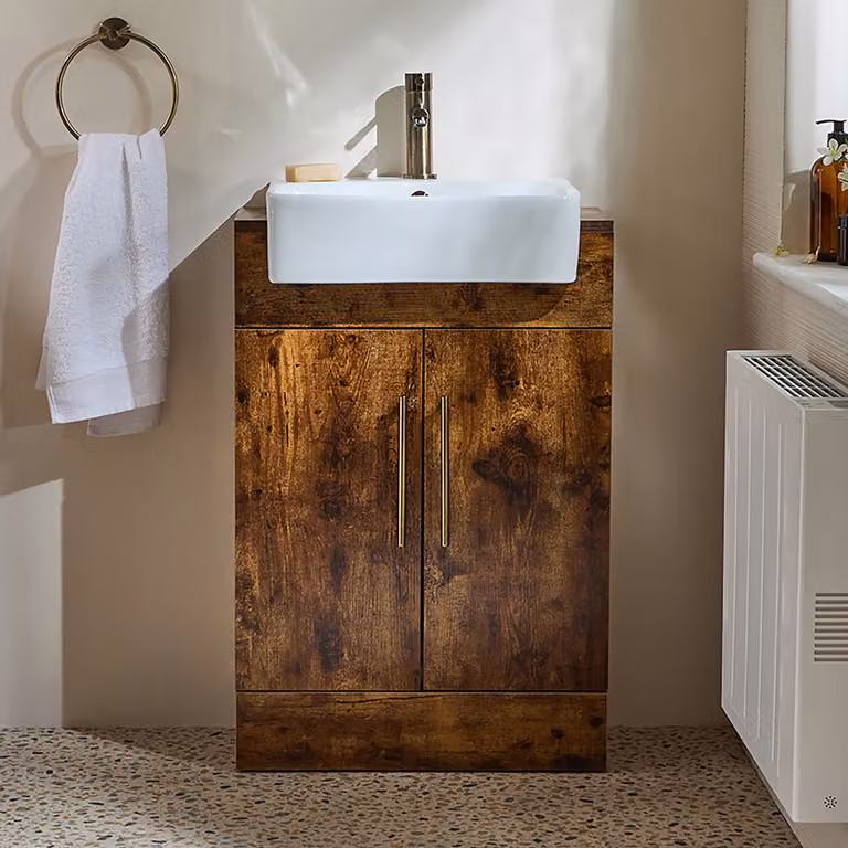 Mobile Bagno a Terra Rovere Scuro da 550mm con Lavabo e Maniglie con Barra a T in Ottone Spazzolato - Cluo