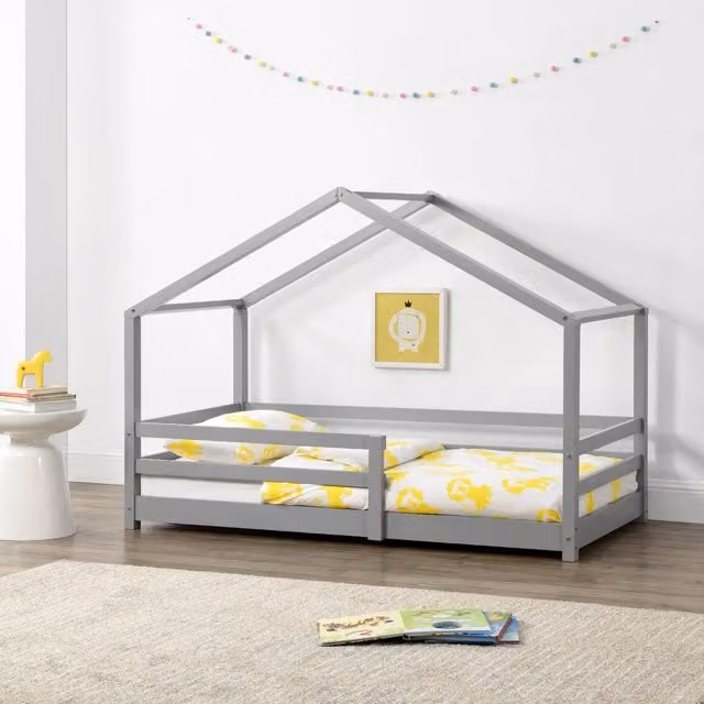 Letto per cameretta a casetta Knätten en.casa in legno di pino con sponde, Grigio chiaro, L: 140 cm, P: 70 cm