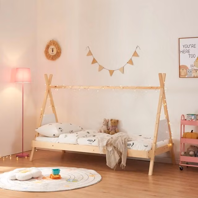 Letto per cameretta a forma di capanna Siikajoki en.casa in legno di pino, Naturale/Bianco, 90 x 200 cm