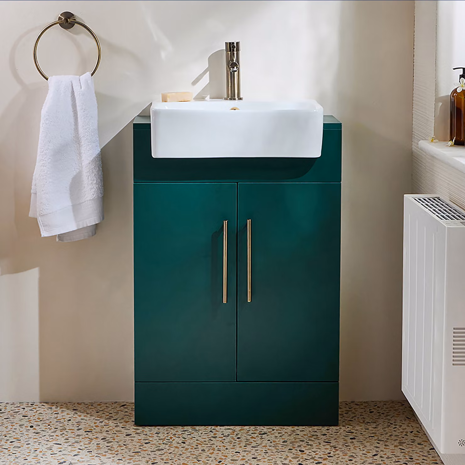 Mobile Bagno a Terra Verde Scuro da 550mm con Lavabo e Maniglie con Barra a T in Ottone Spazzolato - Cluo