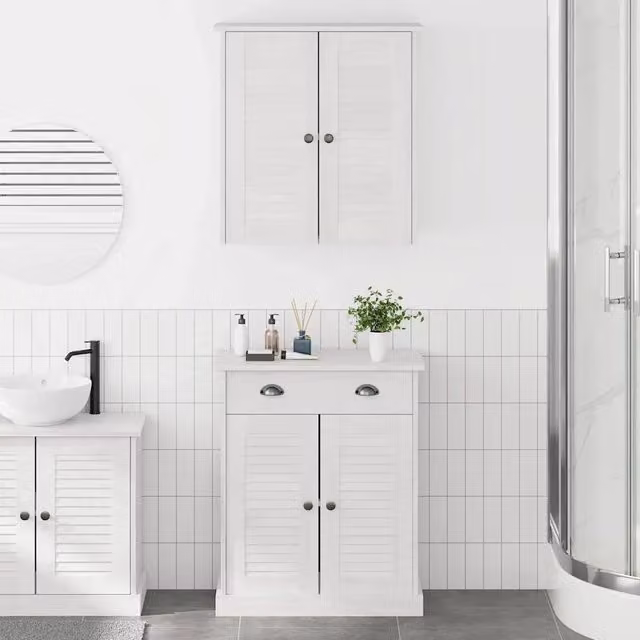 Mobiletto da bagno sospeso vidaXL in legno di pino bianco stile rustico con ante a cerniera e ripiani interni