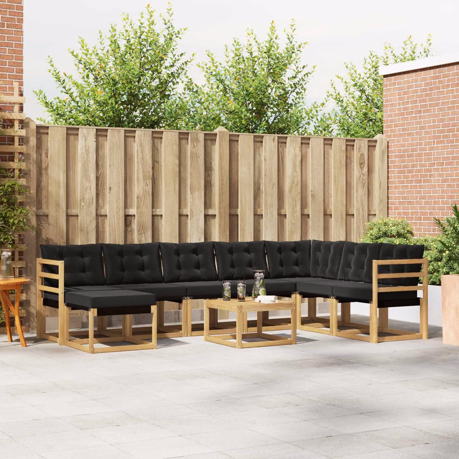 vidaXL Set di divani da esterno a forma di U composto da 9 pezzi con tavolino da caffè e pouf, struttura in legno di acacia e cuscini in tessuto bianco, nero e marrone