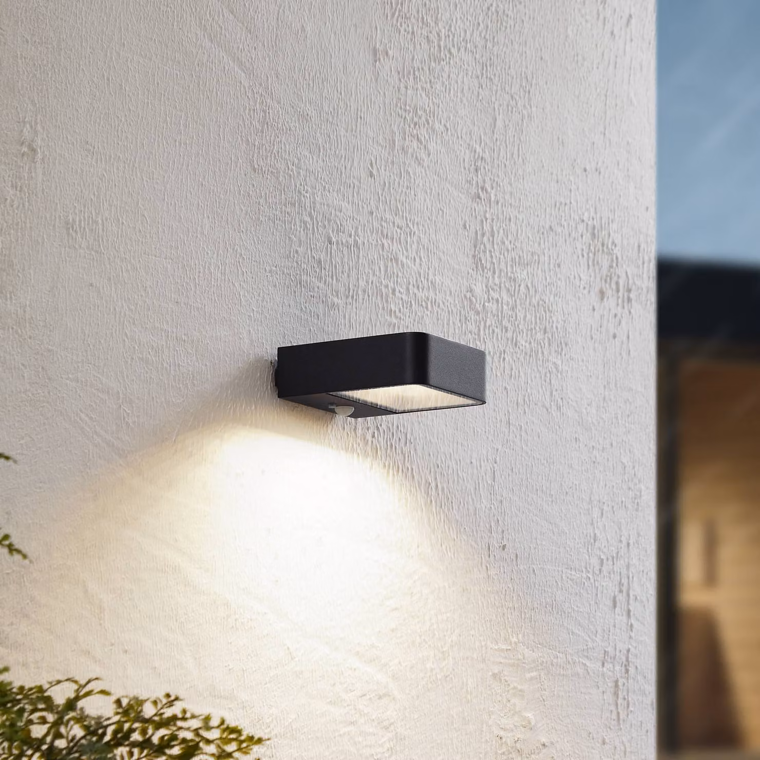 Lampada da parete solare a LED Lucande Dava, altezza 5 cm, alluminio, sensore Dava, Nero, Alluminio, Moderno, Lampada solare da esterni