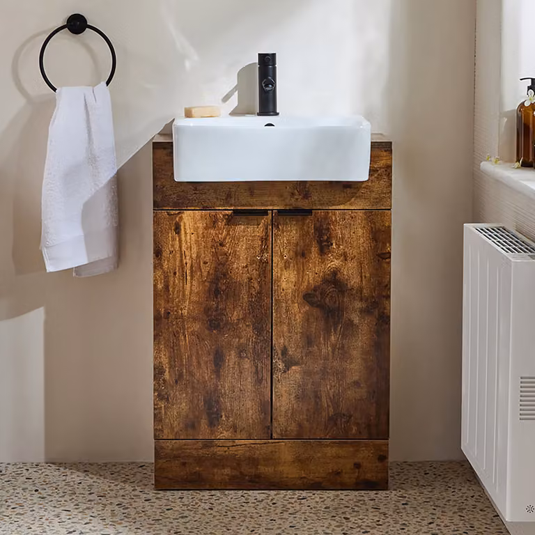 Mobile Bagno a Terra Rovere Scuro da 550mm con Lavabo e Maniglie Nere con Impugnatura a Dito - Cluo