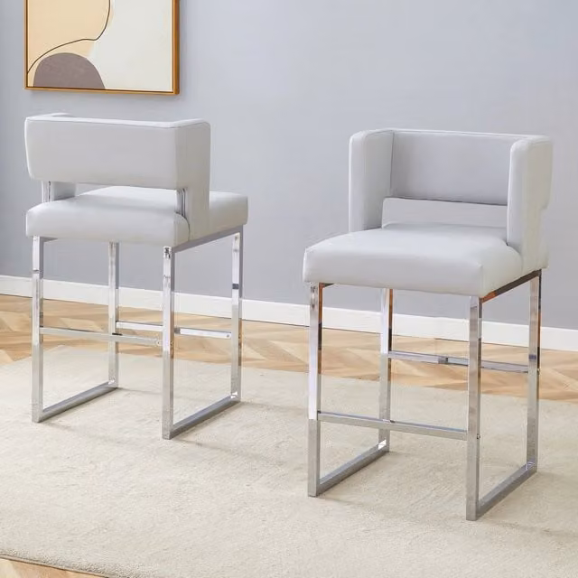 Sedia alta Nordica REDOM imbottita in similpelle grigio chiaro con gambe in metallo argento, Altezza: 91,4 cm – 1