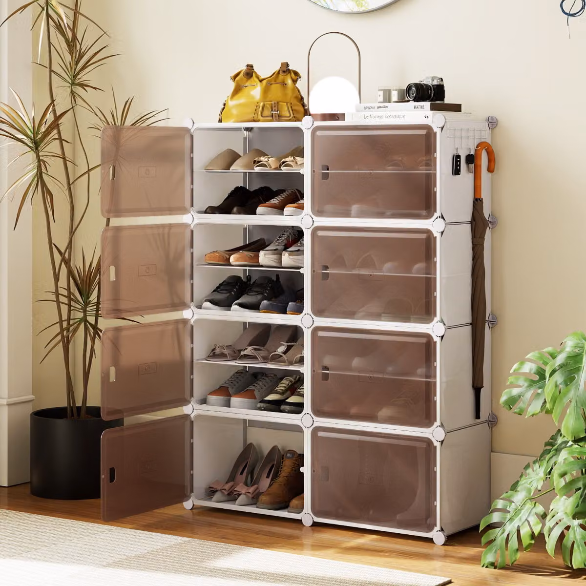 Armadietto porta scarpe Costway bianco con ante a battente e mensole interne rimovibili per ingresso o camera da letto
