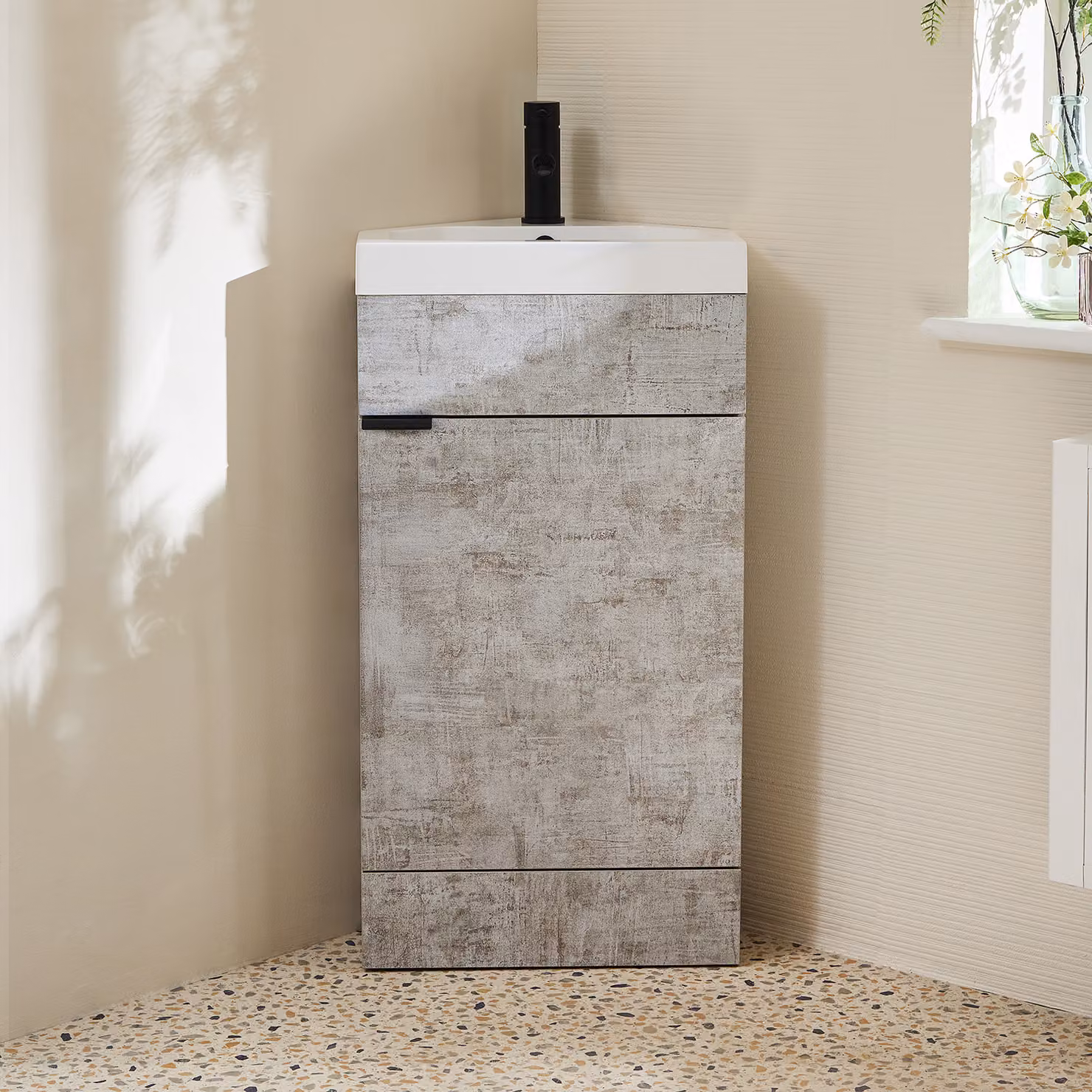 Mobile Bagno a Terra Angolare Grigio Cemento da 450mm con Lavabo e Maniglia Moderna Nera con Impugnatura a Dito - Cluo