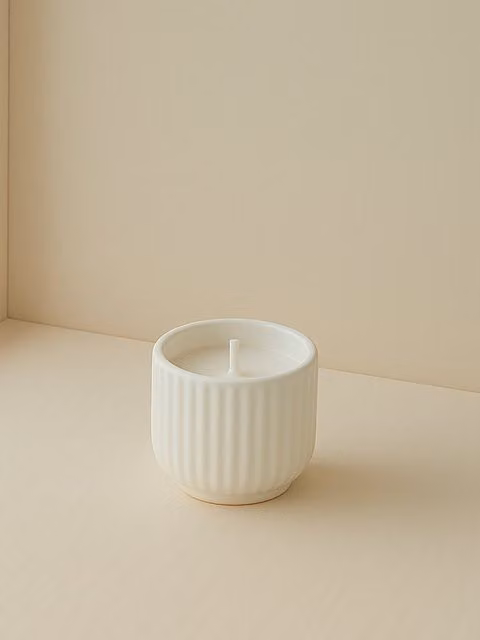 Candela piccola Calm Kenay Home, ceramica bianca, forma a pilastro e design minimalista rotondo – 1