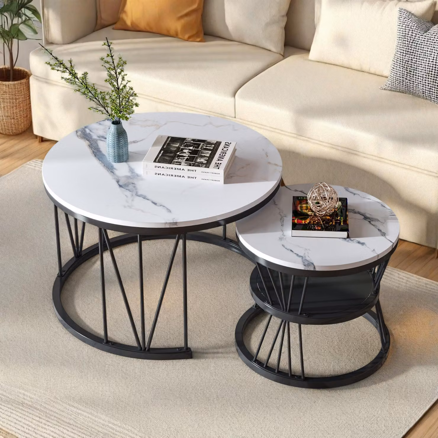 Set di due tavolini rotondi, tavolini da salotto con spazio contenitivo, aspetto marmo e struttura in metallo, tavolini ausiliari per soggiorno, balcone, dimensioni 70 e 45 cm, bianco e nero