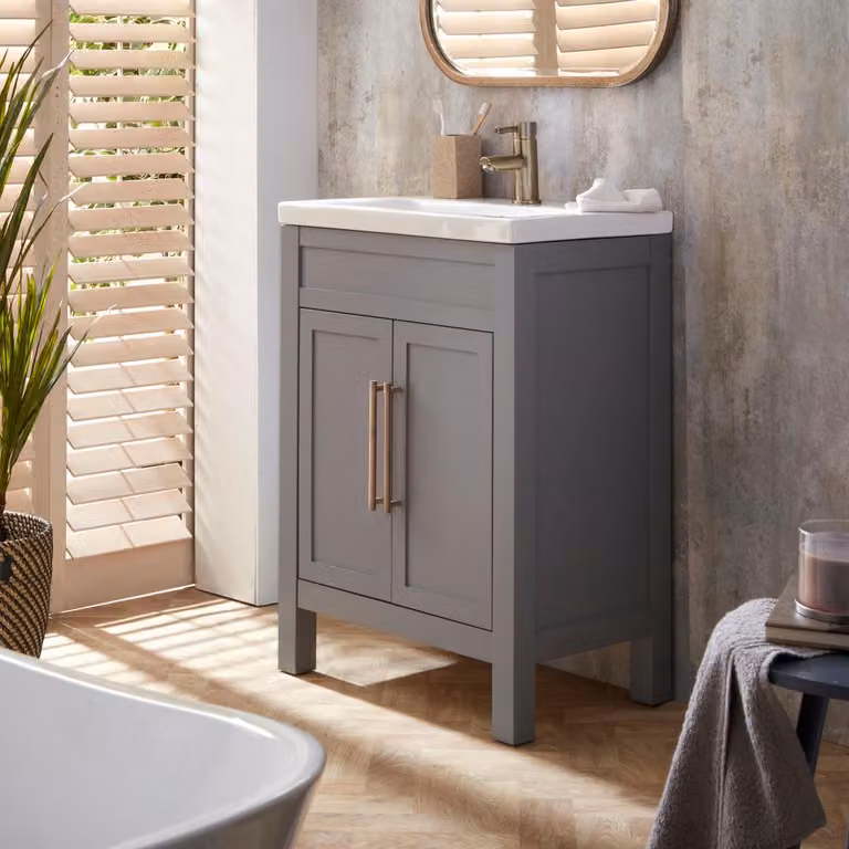 Mobile Bagno Grigio Chiaro da 600mm con Lavabo e Maniglia Moderna con Impugnatura a Dito in Oro Satinato - Warwick