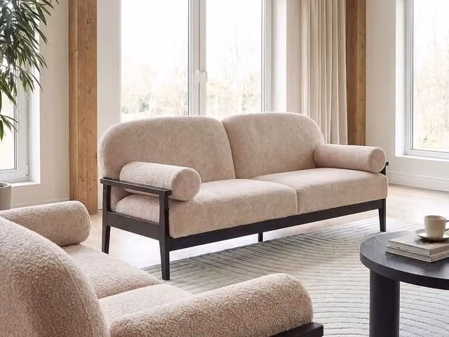 Divano 3 posti beige in bouclé con gambe in legno, stile tradizionale, per soggiorno