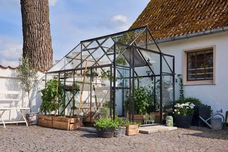 Serra da giardino Qube 816 (13 m2; 2,61 x 5,08 m) struttura in alluminio, vetro temprato e base inclusa