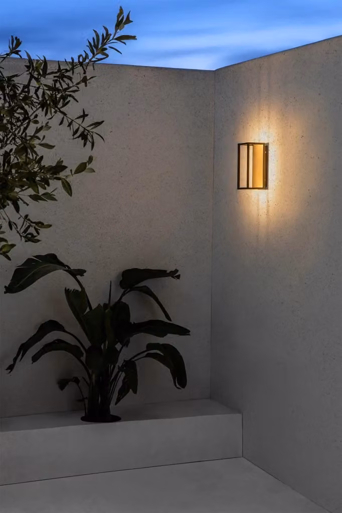 KELA Lampada da Parete Faro Barcelona in Metallo Nero con LED Dimmerabile e Luce Up/Down IP54 – 2