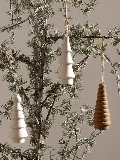 Set di 3 ornamenti natalizi Kenay Home in legno marrone e beige con design scandinavo e forme organiche – 1