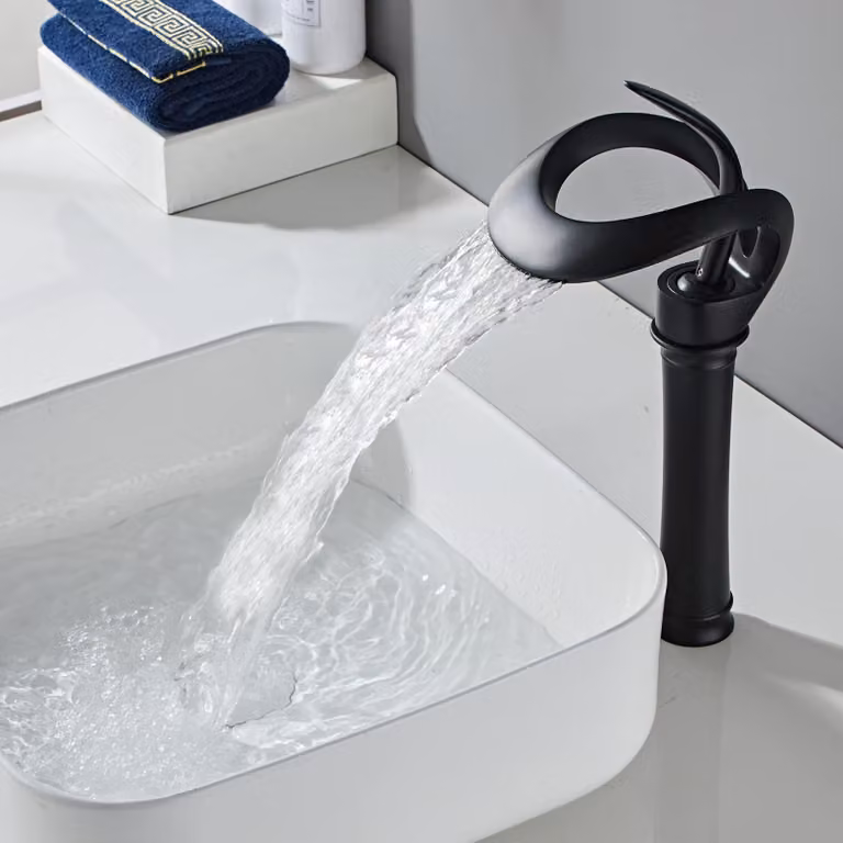Miscelatore per lavabo a cascata, con erogatore alto, in ottone, colore nero, monoblocco