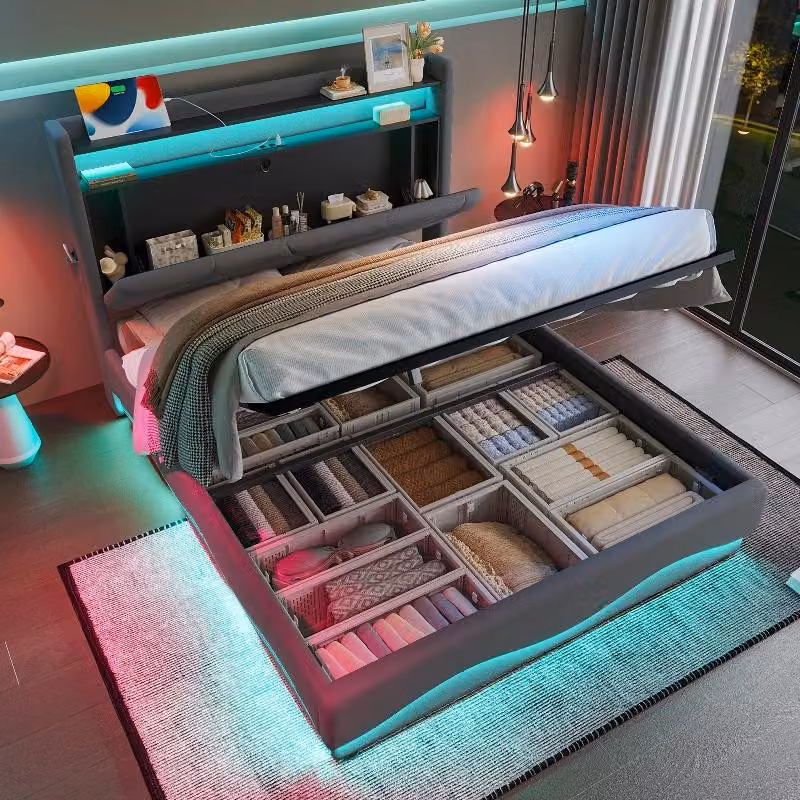 Letto imbottito 140x200 cm con illuminazione a LED, spazio contenitore e prese USB, rivestito in velluto color grigio scuro, con testiera contenitore, tasche laterali e rete a listelli