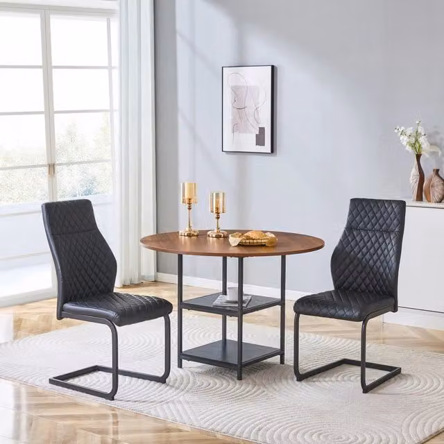 Set tavolo e sedie: tavolo rotondo 107 cm in MDF e metallo stile industriale con doppio ripiano + 2 sedie da pranzo nere con motivo a rombi