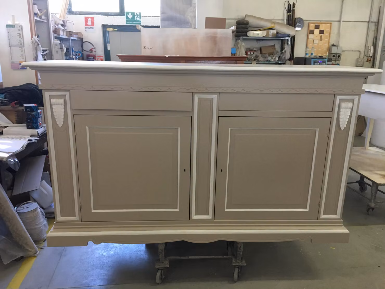 Madia credenza a 2 ante in legno di pino laccato Mobili 2G colore beige e bianco L: 213 cm, P: 54 cm, H: 124 cm – 2