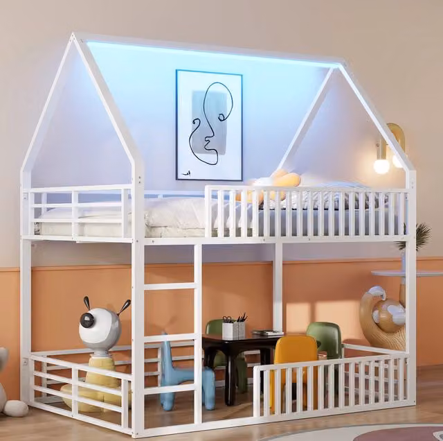 Letto a soppalco ULEVR 140x200 cm a forma di casa con sponde a recinto e LED 7 colori, metallo bianco