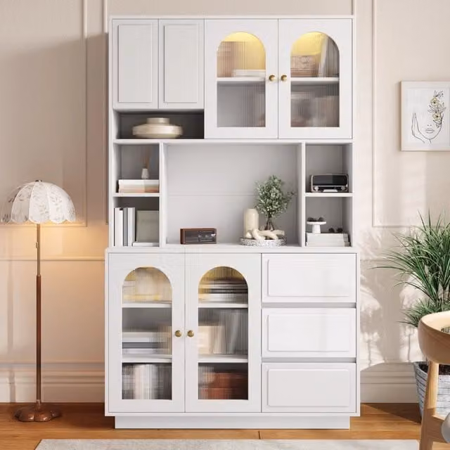 Credenza alta da cucina e soggiorno con ante in acrilico ad arco, vani aperti, illuminazione LED a colori controllata via app