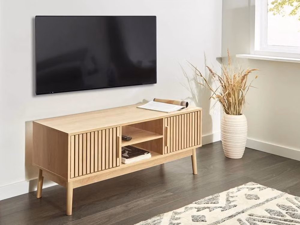 Mobile porta TV BELIANI in legno di pino color marrone e beige con ripiani e scomparti per media, stile mediterraneo, L: 117 cm, P: 40 cm, H: 48 cm – 2